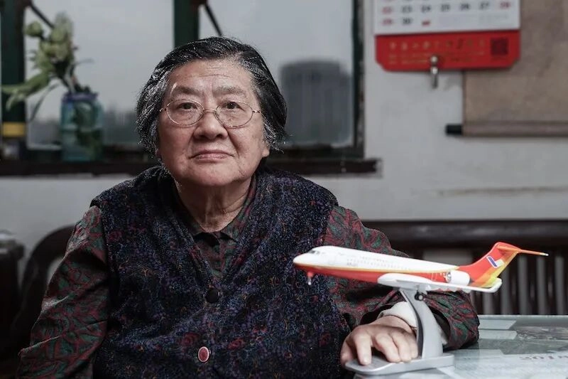 李玉琴与商飞公司专门赠与工龄超过30年职工的ARJ21客机模型照片，候车式口述历史项目