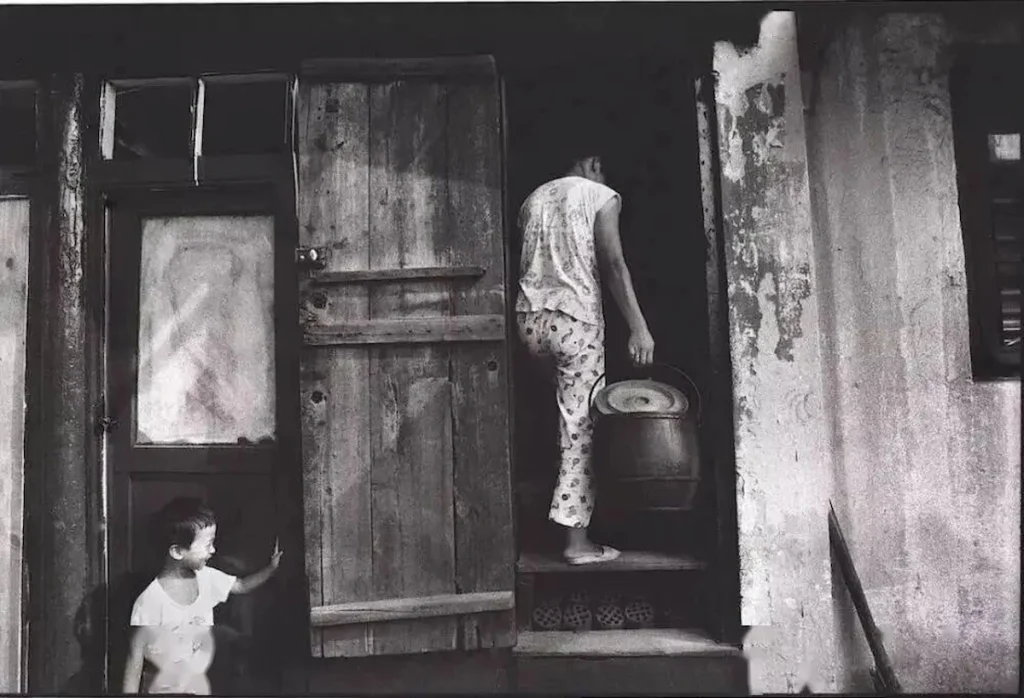 上海市民生活照片，老式倒马桶，候车式口述历史项目