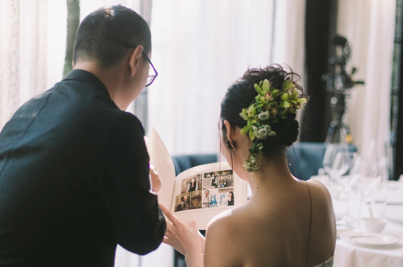 婚礼现场，新人正在翻阅其口述历史书籍，候车室婚礼口述历史项目